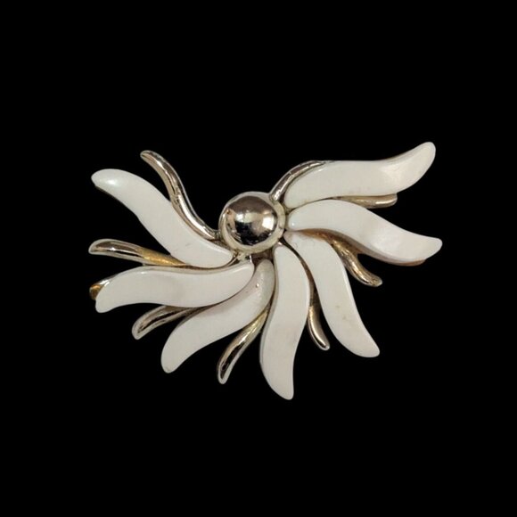 Vintage White Thermoset Gold Tone Flower Pin Brooch Abstract Design retro Estate - Picture 1 of 7